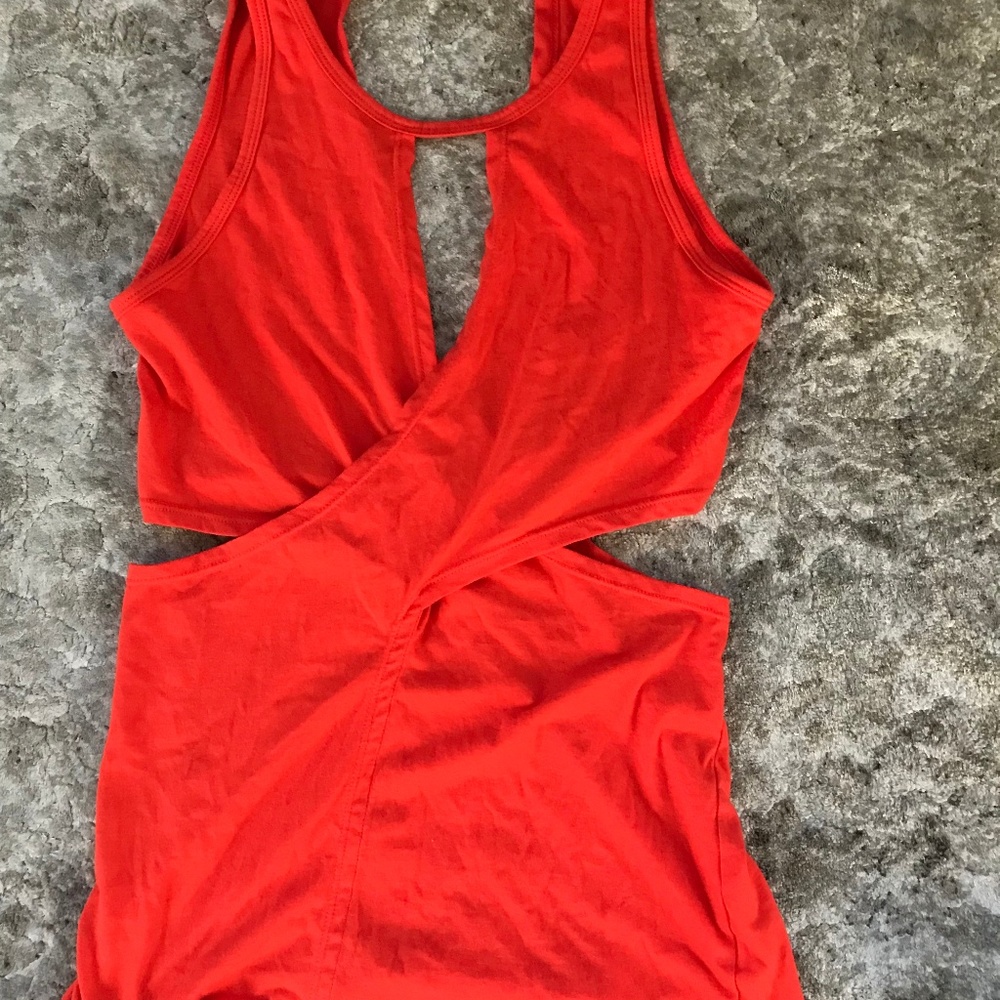 TWO Fabletics Janel Cut out tops